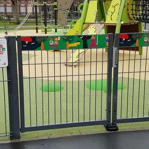 Clôture ludique pour sécuriser les espaces de jeux extérieurs